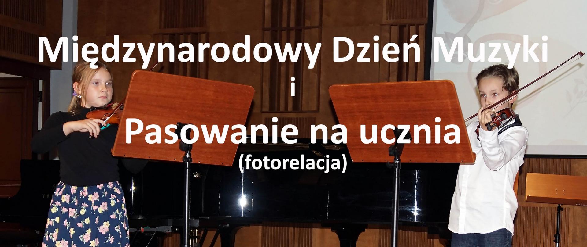 Kolorowe zdjęcie przedstawiające duet skrzypcowy (dziewczynka i chłopiec) oraz napis Międzynarodowy Dzień Muzyki i Pasowanie na Ucznia - fotorelacja.
