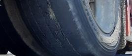 Nadmiernie zużyta opona z widocznym stalowym kordem.