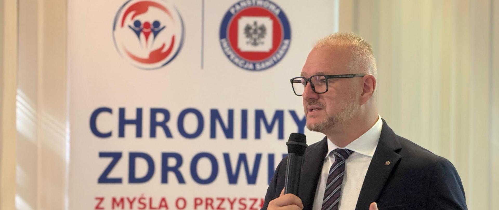 Mężczyzna w garniturze przemawia 