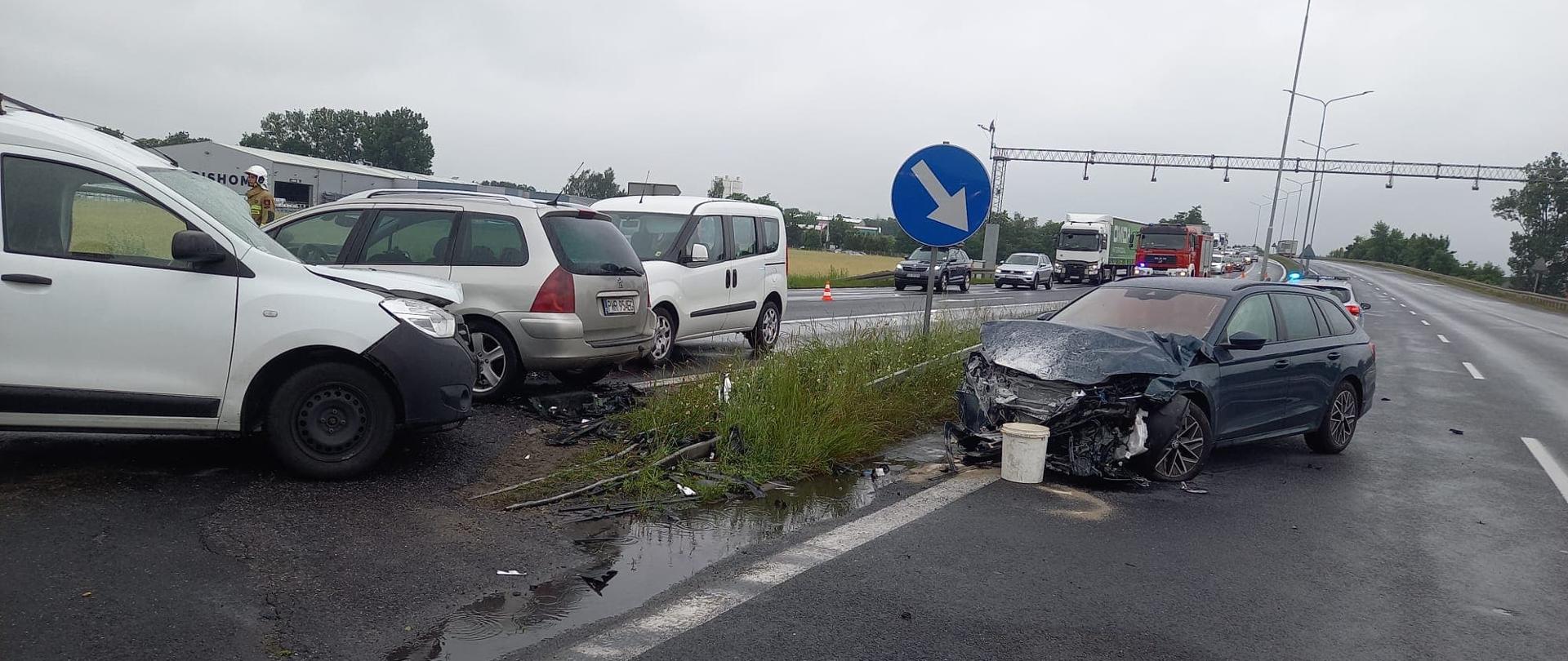 Zdjęcie przedstawia cztery samochody po wypadku