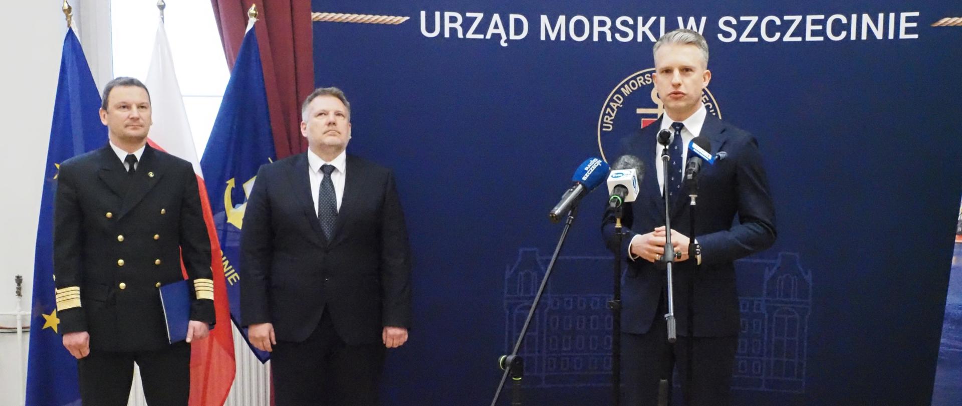 Wiceminister infrastruktury Arkadiusz Marchewka podczas konferencji dotyczącej podpisania umowy na zakup stawiacza pław