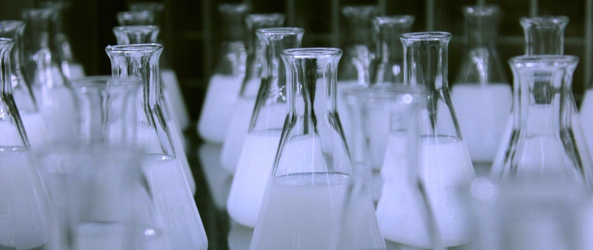 fiolki szklane z płynem w laboratorium