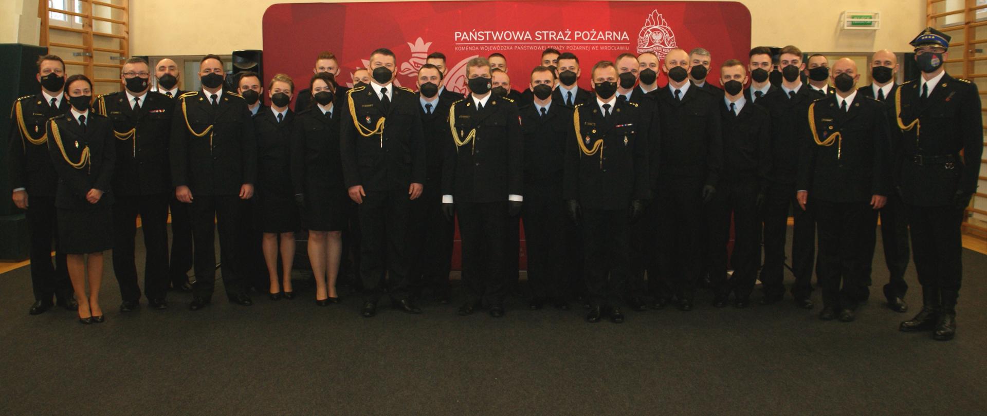 Grupowa fotografia uczestników zakończonego szkolenia wraz z wykładowcami oraz Komendantem Wojewódzkim PSP we Wrocławiu i Zastępcą Komendanta Centralnej Szkoły PSP