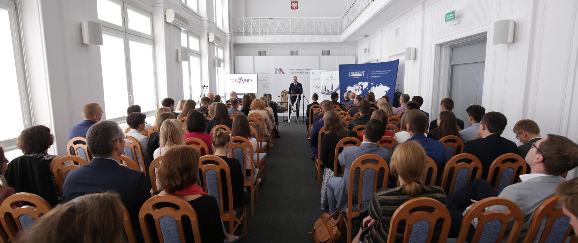 Sala w MNiSW wypełniona ludźmi