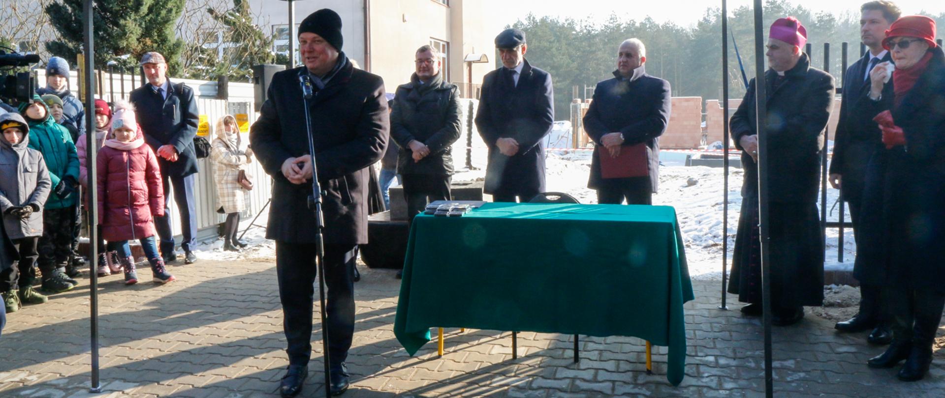 Uroczystość wmurowania kamienia węgielnego pod budowę budynku sali gimnastycznej w Krężnicy Jarej