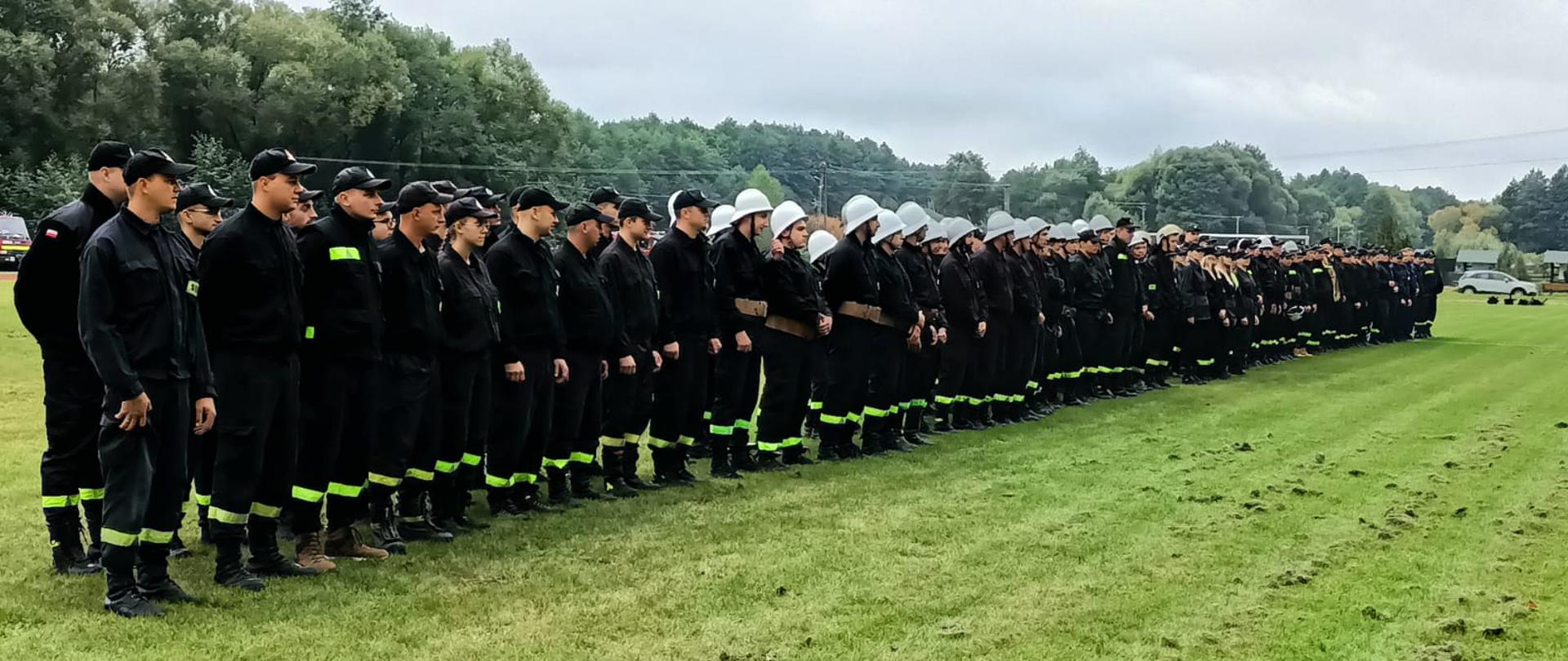 Na stadionie w Platerowie pojawiło się kilkudziesięciu druhów ochotników