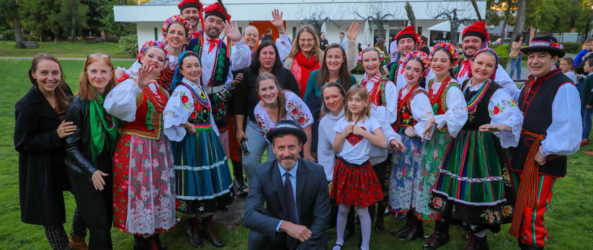 zespół Junak w środku chargé d'affaires a.i. Michał Świetlik 