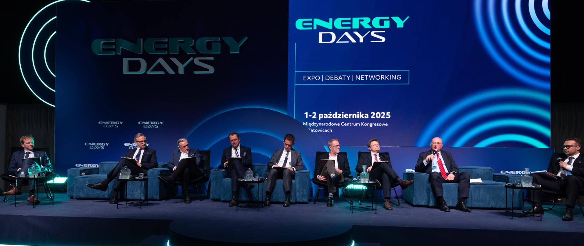 Uczestnicy panelu „Polski atom tu i teraz” siedzą na scenie, w tle napis Energy Days.