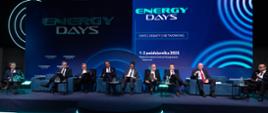 Uczestnicy panelu „Polski atom tu i teraz” siedzą na scenie, w tle napis Energy Days.