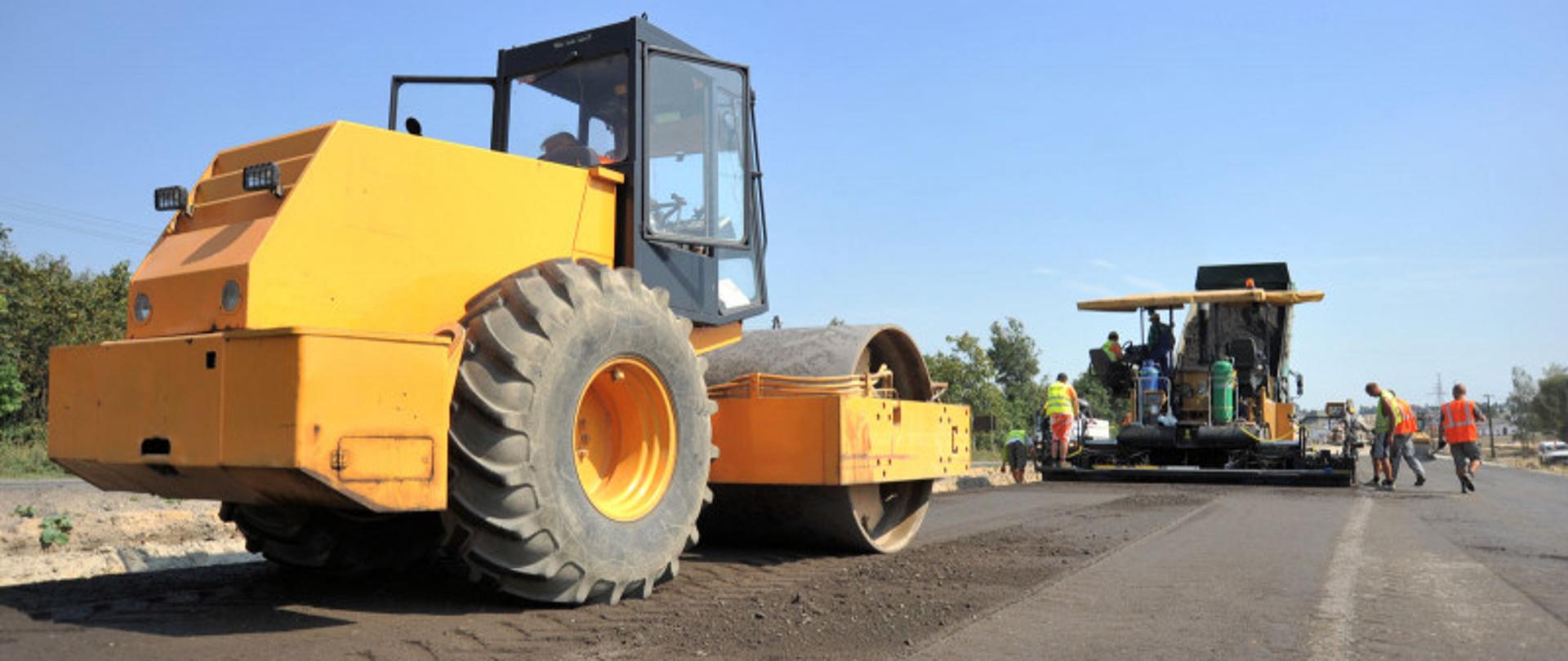 Budowa S17, prace przy układaniu warstw nawierzchni