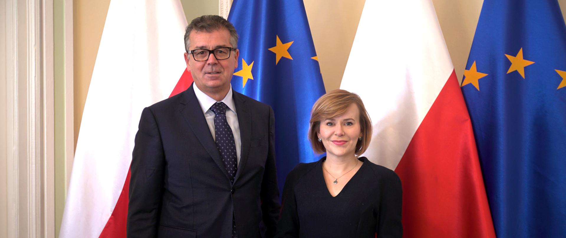 Minister Krupka przy flagach z gościem