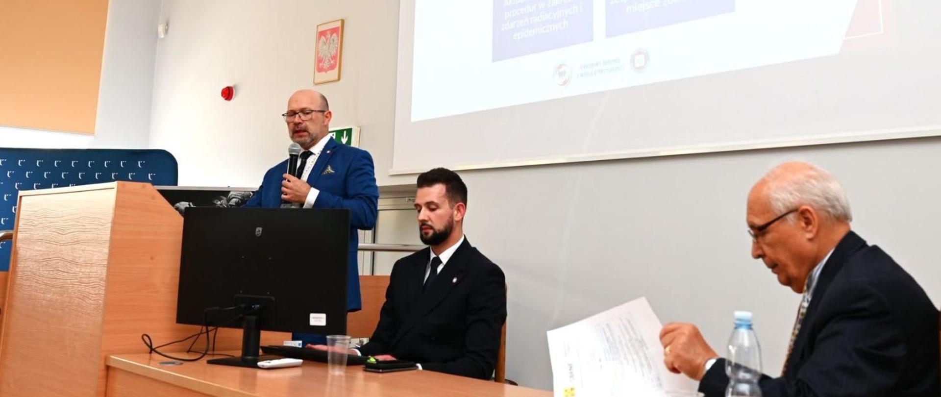 Wojciech Koper przemawia podczas debaty ekspertów na UKW poświęconej ochronie obywateli wobec współczesnych zagrożeń.