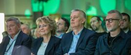 Minister Tomasz Siemoniak, prezydent Łodzi i inne osoby siedzą na widowni kongresu