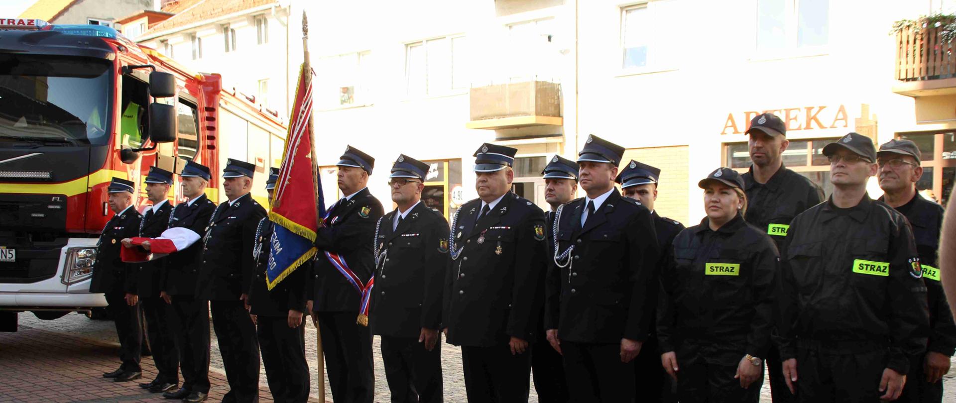 pododdział druhów przed uroczystością przekazania nowego samochodu