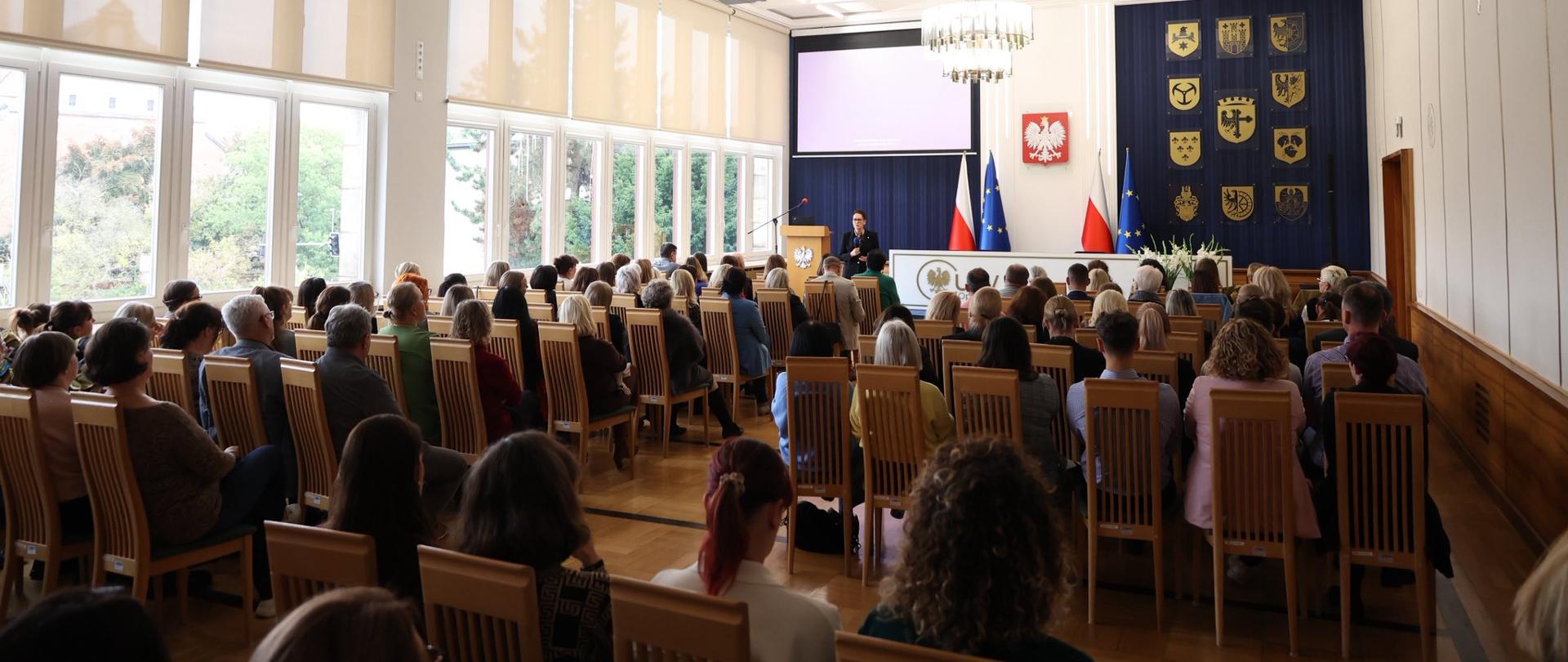 Zdjęcie przedstawia uczestników spotkania z szefową służby cywilnej