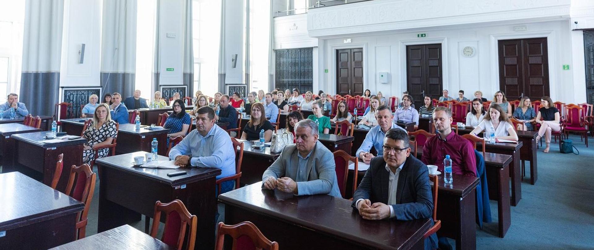 Uczestnicy spotkania siedzący w Dużej Sali Obrad UMŁ 