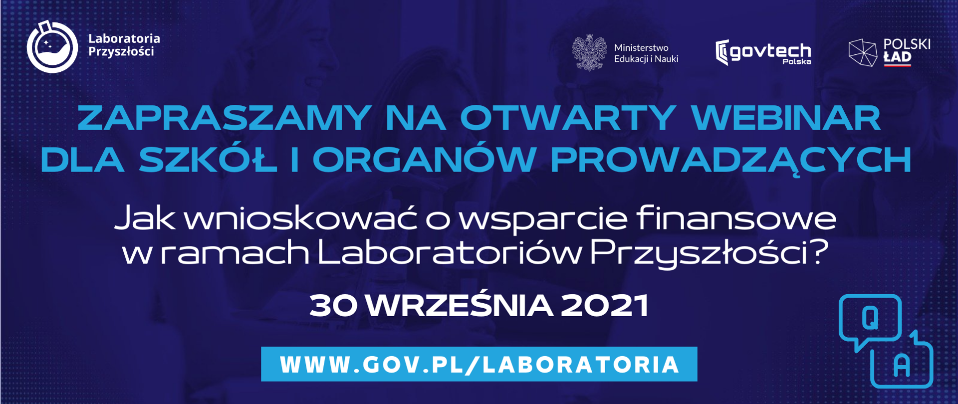 Grantowe tło z dużym błękitnym i białym napisem Zapraszamy na otwarty webinar dla szkół i organów prowadzących Jak wnioskować o wsparcie finansowe w ramach Laboratoriów Przyszłości? 30 września 2021 wwww.gov.pl/laboratoria. Na górze logotypy Laboratoria Przyszłości , Ministerstwo Edukacji i Nauki, GovTech Polska oraz Polski Ład. 