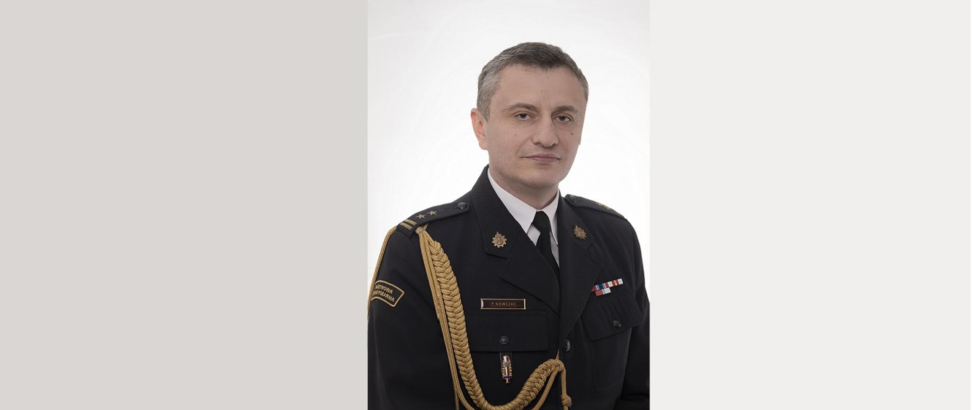 Zastępca Komendanta Powiatowego PSP w Lipsku bryg. Paweł Niewczas stojący w mundurze