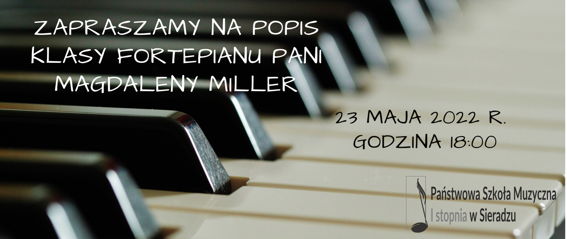 Klawisze fortepianu. Napis "Zapraszamy na popis klasy fortepianu pani Magdaleny Miller. 23 maja 2022 r. godzina 18:00. W prawym, dolnym rogu logo PSM I st. w Sieradzu.