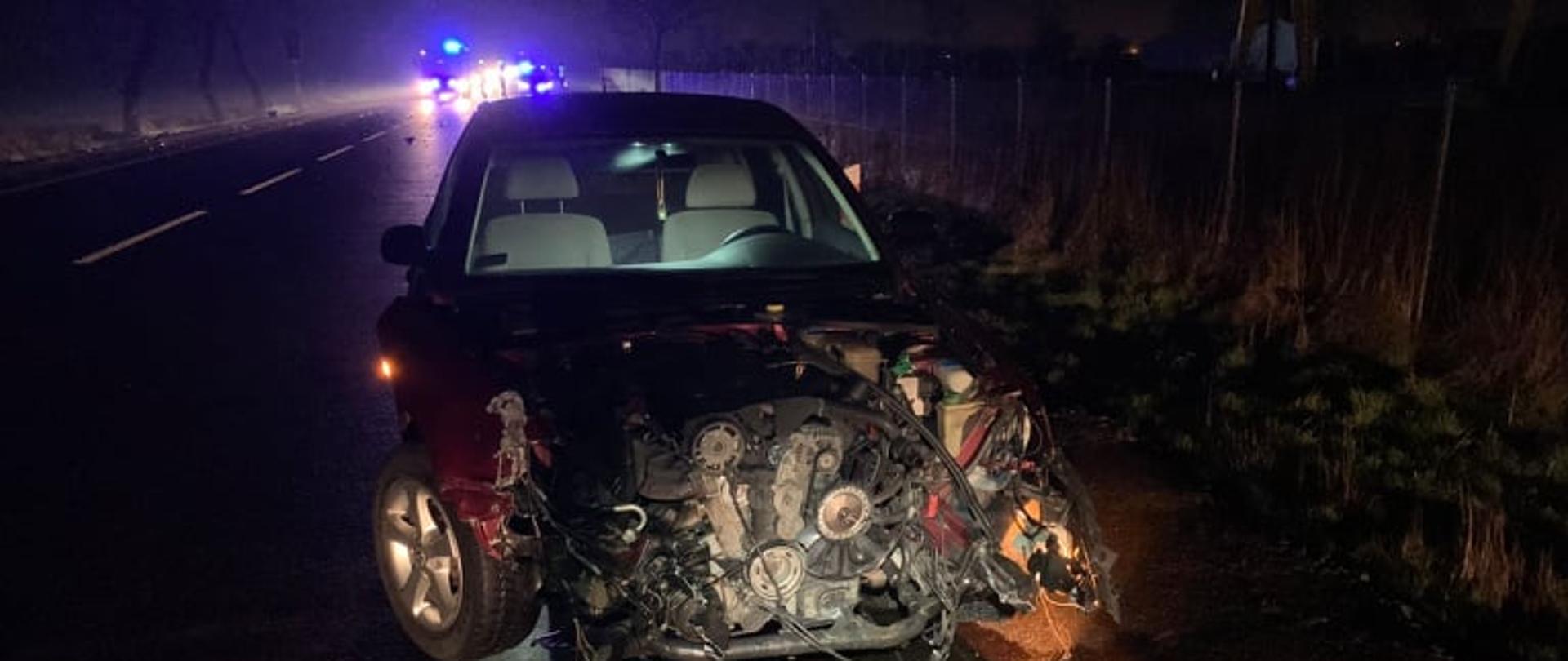 Zdjęcie przedstawia uszkodzony samochód marki VW Passat.