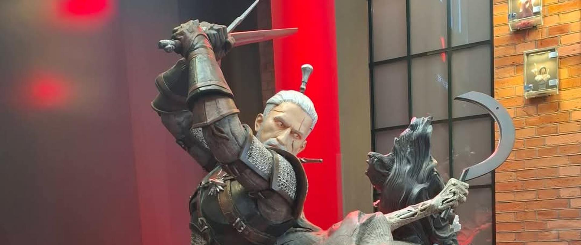 Na zdjęciu postać Wiedźmina walczącego z potworem