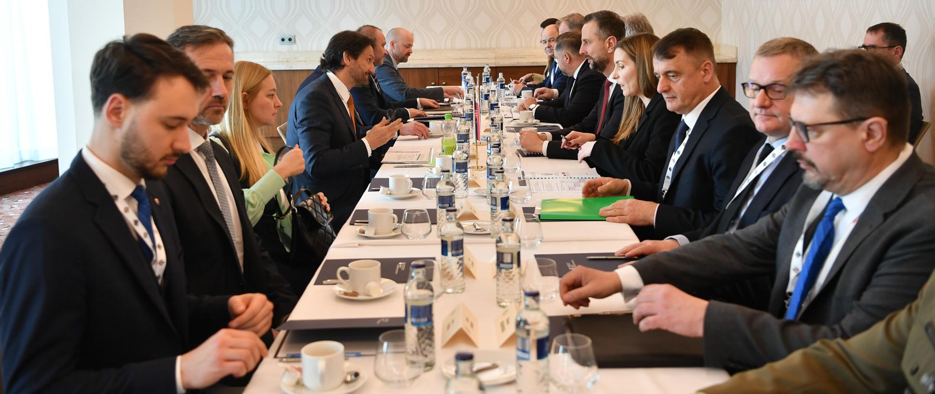 Zdjęcie przedstawia członków obu delegacji siedzących za stołem