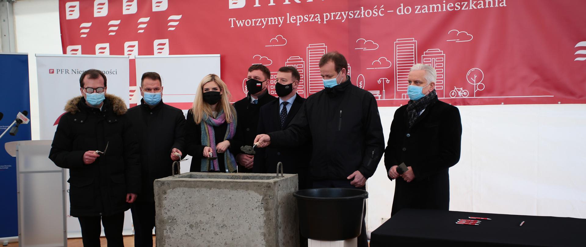 Zdjęcie przedstawia wmurowanie aktu erekcyjnego pod mieszkania we Wrześni