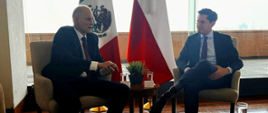 Spotkanie wiceministra SZ W. Zajączkowski z Ministrem SZ Meksyku Roberto Velasco, siedzących w gabinecie Ministra