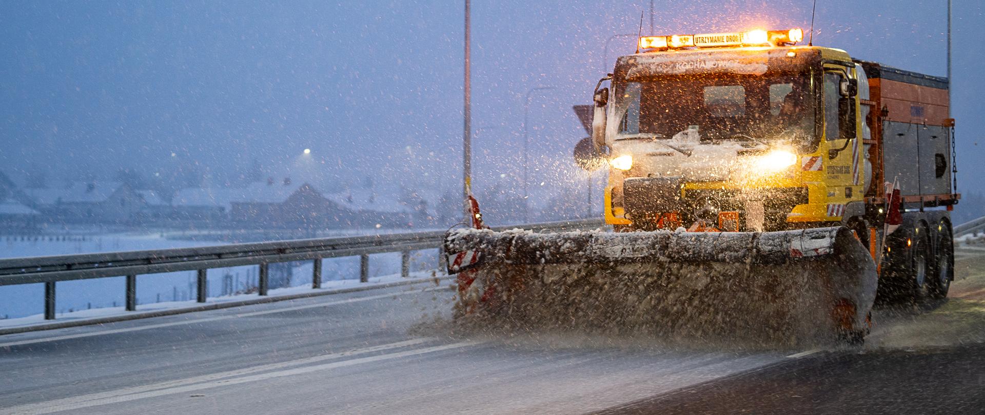 Droga ekspresowa S19 - trwające odśnieżanie.