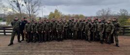 Wspólne zdjęcie umundurowanych żołnierzy Wojsk Obrony Terytorialnej oraz wykładowców z Ośrodka Szkolenia Komendy Wojewódzkiej Państwowej Straży Pożarnej. Zdjęcie na tarasie jednostki OSP ORW Opole.