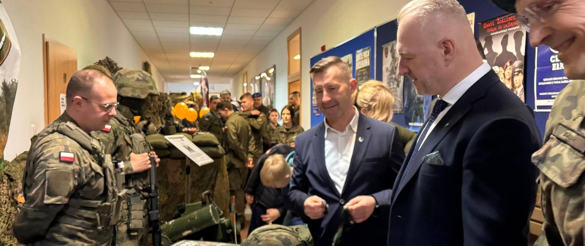 Wojewoda ogląda stoisko wojskowe 