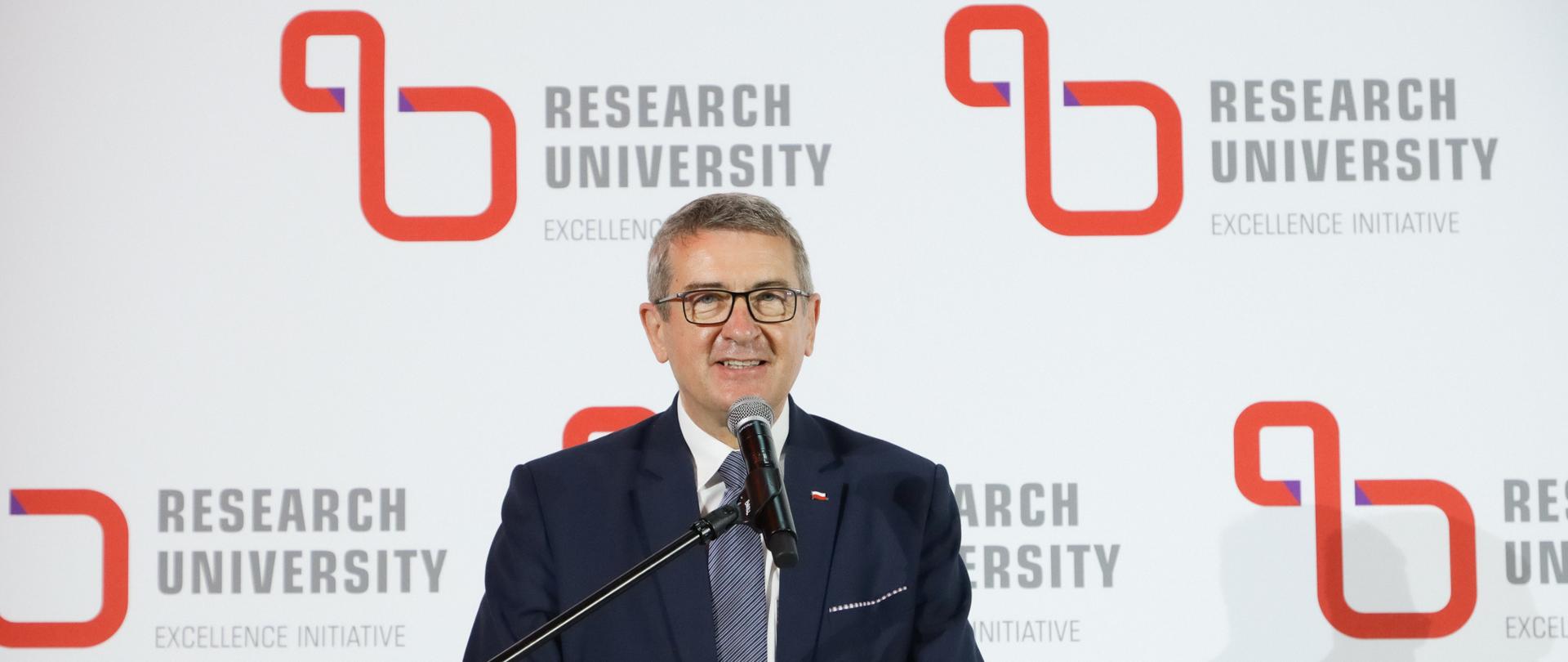 Minister Wojciech Murdzek stoi przy mównicy