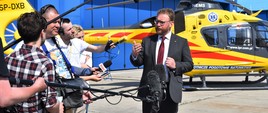 Minister zdrowia Łukasz Szumowski podczas briefingu prasowego w bazie Lotniczego Pogotowia Ratunkowego.