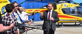 Minister zdrowia Łukasz Szumowski podczas briefingu prasowego w bazie Lotniczego Pogotowia Ratunkowego.