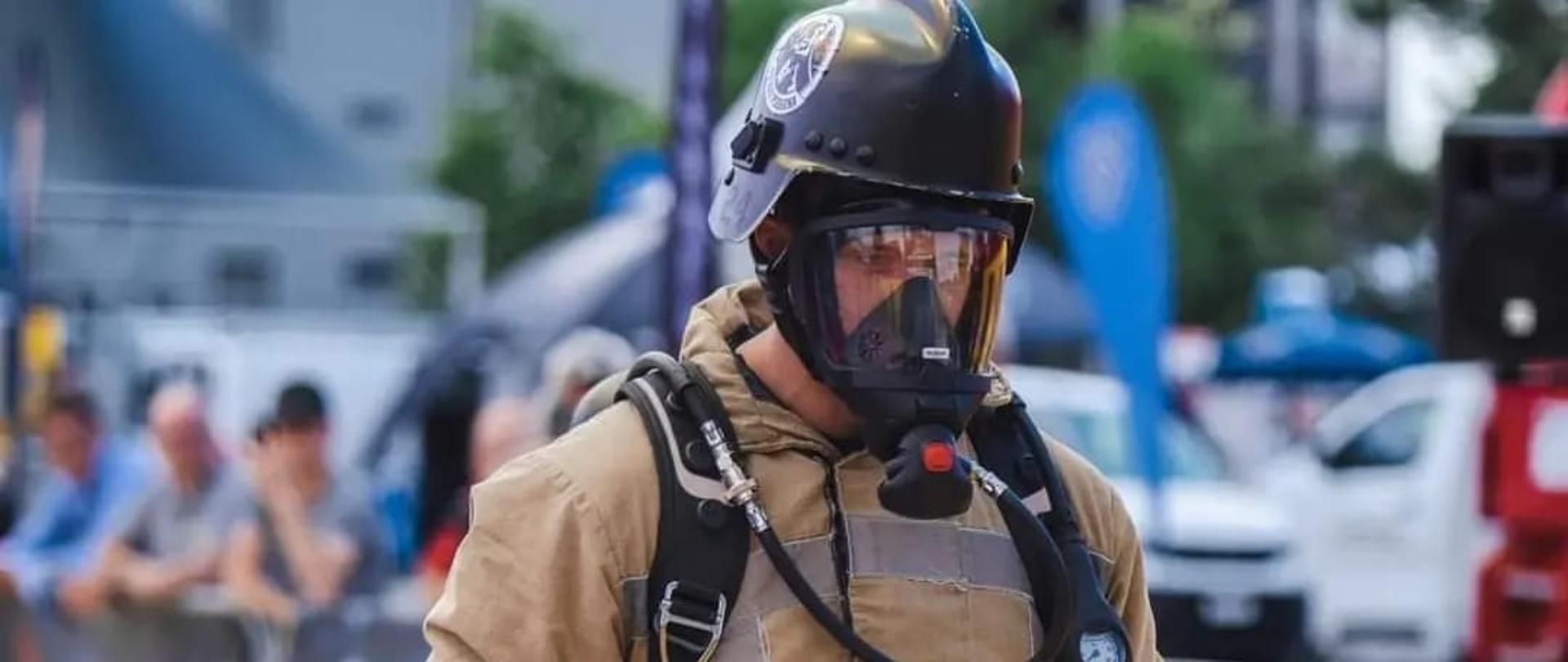 Strażak w ubraniu specjalnym.