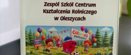 Na zdjęciu widoczny jest pamiątkowy dyplom z podziękowaniami dla ZSCKR w Oleszycach za pomoc w organizacji XXIII edycji plenerowej imprezy promującej zdrowie “ Zdrowo rosnę z KOWR” , która odbyła się w Radawie 16 czerwca 2026r.
