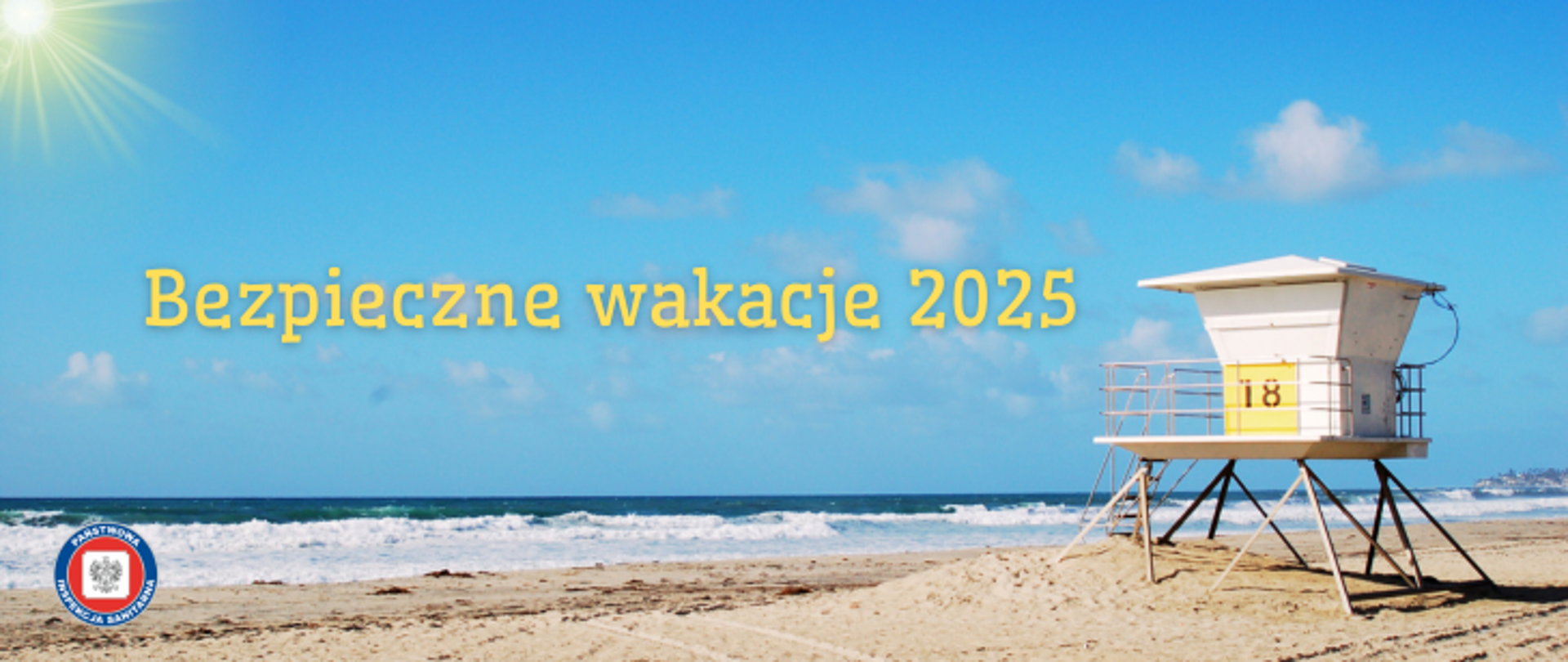 Zdjęcie przedstawia plażę ze złocistym piaskiem, turkusowe morze z białymi falami, które rozbijają się o brzeg oraz przejrzyste błękitne niebo. Na piasku stoi biała drewniana budka, która jest bazą ratowników wodnych. Na środku zdjęcia umieszczono żółty napis Bezpieczne wakacje 2025. W lewym dolnym rogu znajduje się logo Państwowej Inspekcji Sanitarnej. 