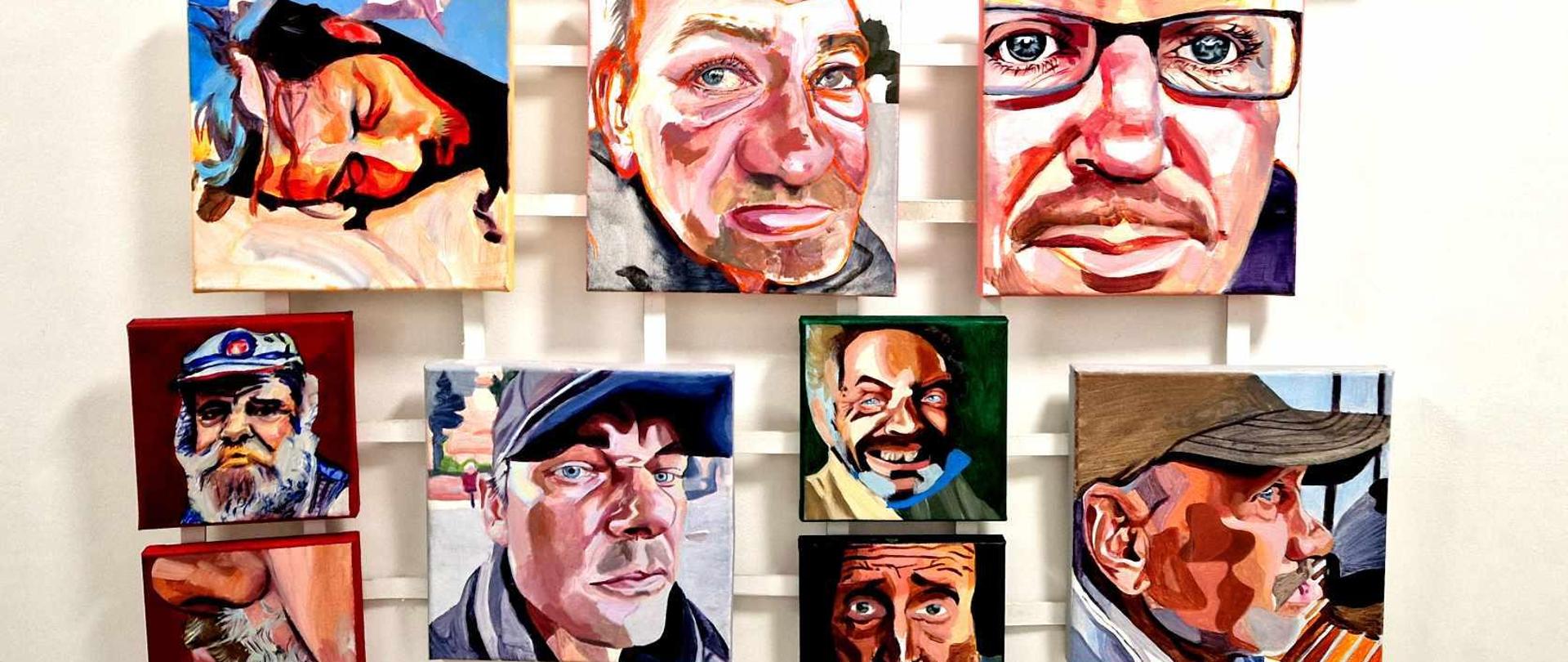 Fragment wystawy dyplomowej, kolorowe portrety wielu osób 