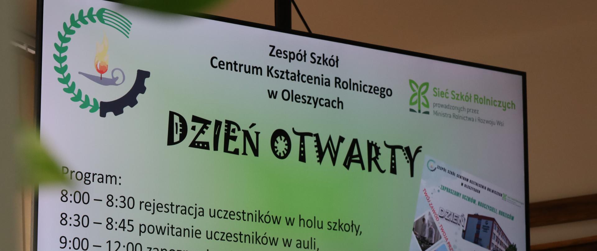 Zdjęcie przedstawia ekran telewizora, na którym wyświetlony jest napis dzień otwarty ZSCKR w Oleszycach