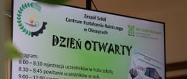 Zdjęcie przedstawia ekran telewizora, na którym wyświetlony jest napis dzień otwarty ZSCKR w Oleszycach