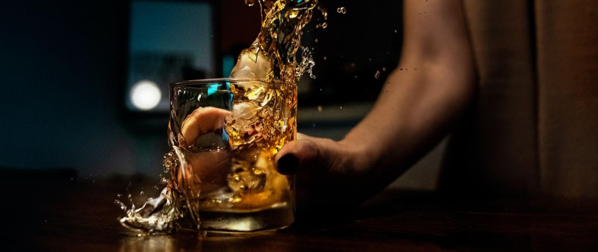 przezroczysta szklanka alkoholu