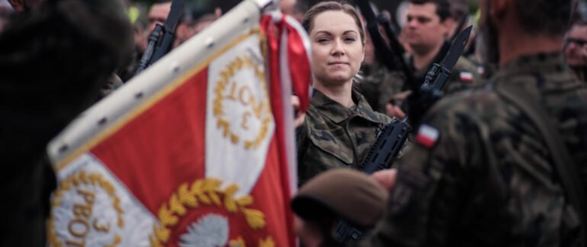 Żołnierze Wojsk Obrony Terytorialnej podczas przysięgi. W tle sztandar