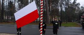 Na zdjęciach widzimy strażaków Państwowej Straży Pożarnej podczas uroczystej zbiórki z okazji Narodowego Święta Niepodległości w trakcie której dokonano podniesienia Flagi Państwowej i odśpiewanie Hymnu Państwowego