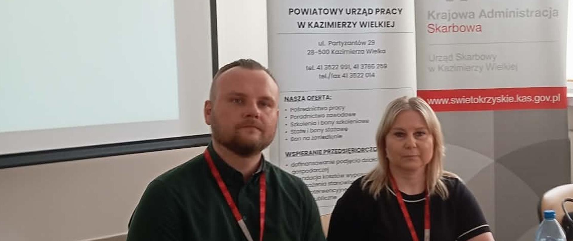 Kobieta i mężczyzna siedzą przed laptopem