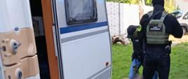 Funkcjonariusze Służby Celno-Skarbowej i leżący na ziemi mężczyzna
