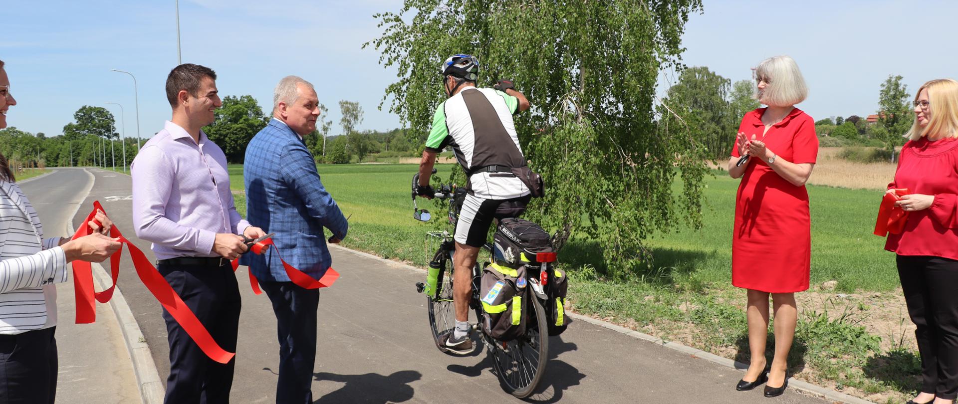 Pierwszy przejazd rowerzysty na drodze rowerowej na ul. Słonecznej w Niemodlinie