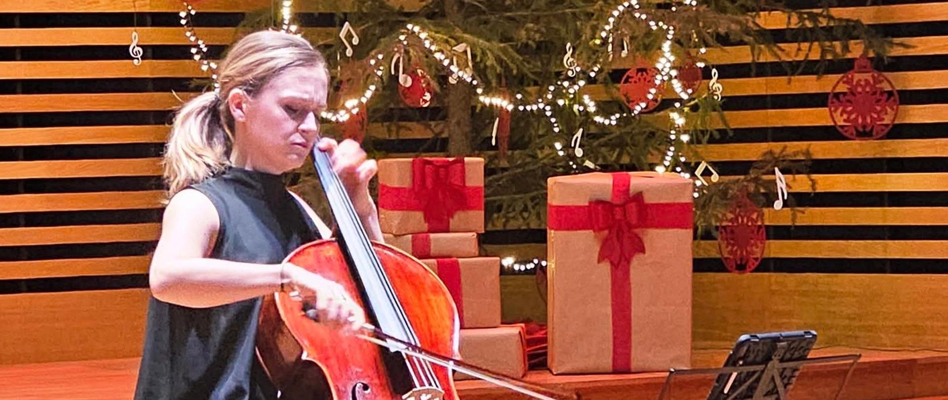 Kobieta gra na wiolonczeli.