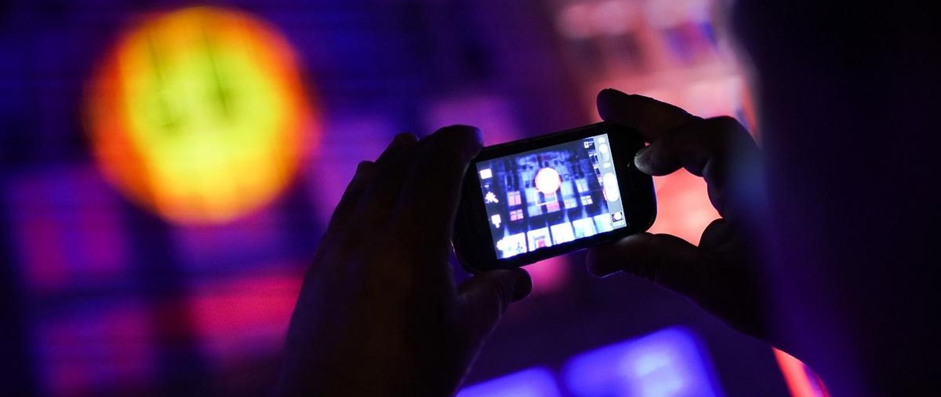 Zdjęcie- ręce trzymające smartfona