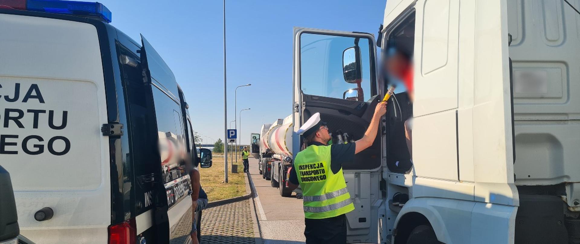 Od lewej: oznakowany radiowóz ITD typu furgon i inspektor zachodniopomorskiej ITD kontrolujący stan trzeźwości kierowcy ciężarówki.