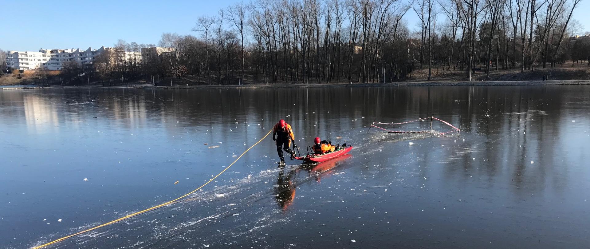 Ćwiczenia strażaków na zamarzniętym zbiorniku wodnym